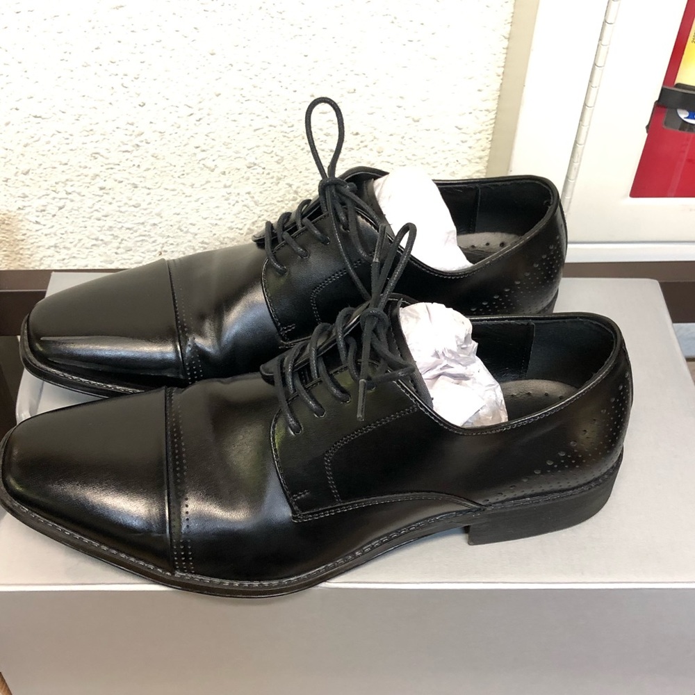 Black dress shoes